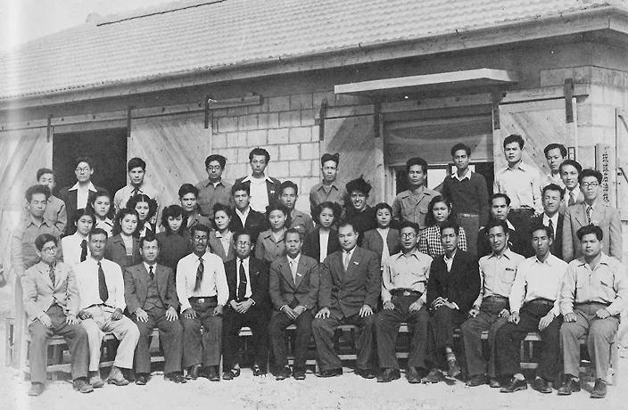 本社完成前の仮事務所前ての集合写真